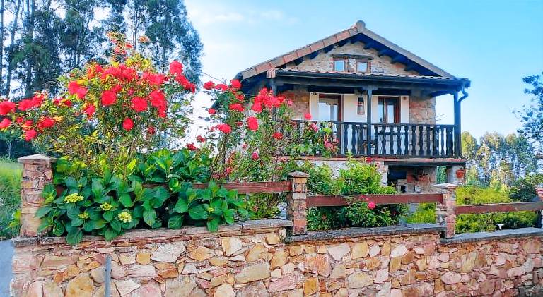 Vacation home with terrace, barbeque & garden in Cudillero