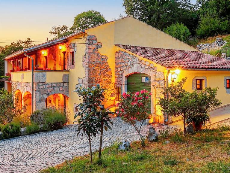 Fully equipped house with terrace, private pool & garden | Pets allowed — photo 3