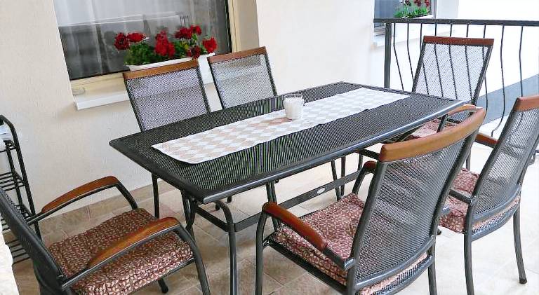 Holiday apartment with barbeque, yard & patio — photo 4