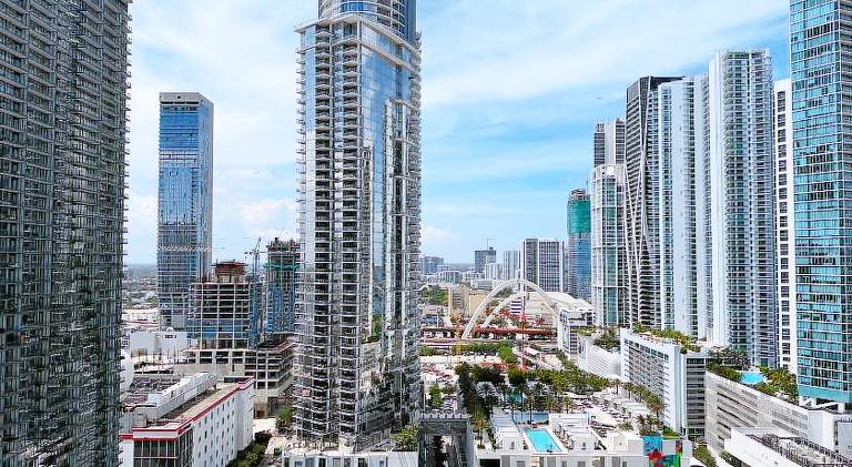 Nice apartment with pool | Close to Bayside Marketplace | Dogs allowed in Miami, FL