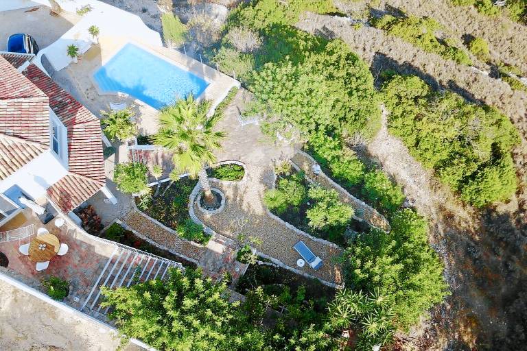 Villa with yard & terrace — photo 2