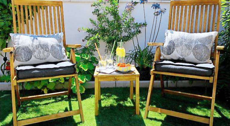 Holiday apartment with BBQ, yard & patio — photo 3