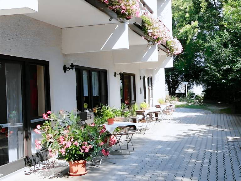 Serviced apartment with garden & patio — photo 4