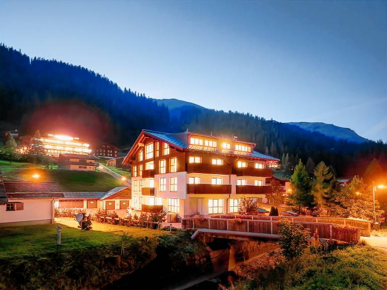 Family-friendly pleasant rental apartment with barbeque & yard | Mountain view | Close to the ski | Pet-friendly — photo 2