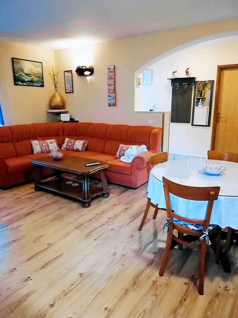Apartment with grill, yard & patio — photo 4