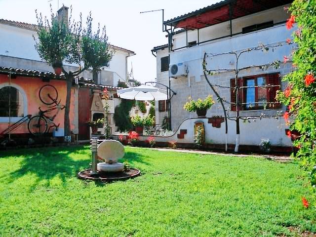 Rental apartment with terrace, barbeque & garden — photo 2