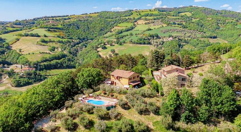 Family-oriented beautiful farm with terrace, pool & garden | Good for workation | Pet-friendly in Valfabbrica