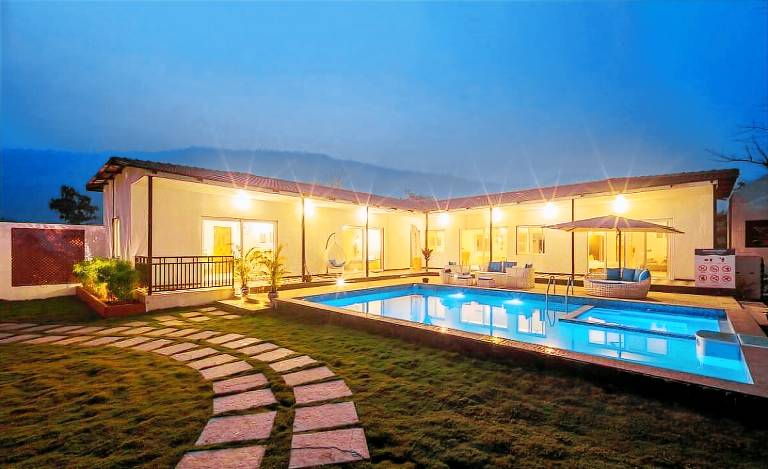 Villa with pool, yard & barbecue | Pets are welcome in Khalapur