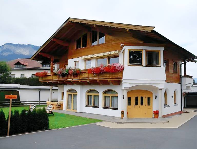 Holiday apartment with garden, barbeque & patio in Sankt Johann in Tirol