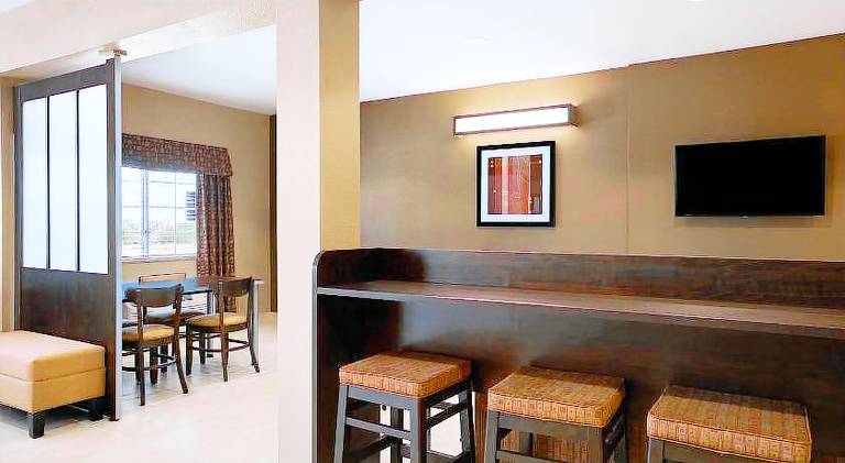 Microtel Inn & Suites by Wyndham Kenedy/Karnes City — photo 3