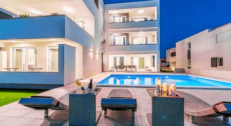 Holiday apartment with terrace, pool & garden — photo 2