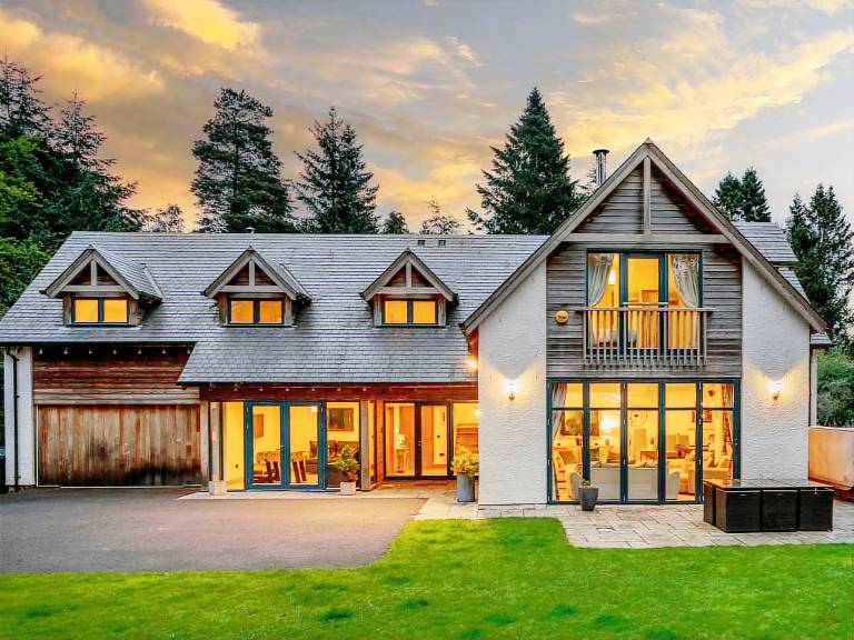 Cottage with garden & hot tub | Water view — photo 3
