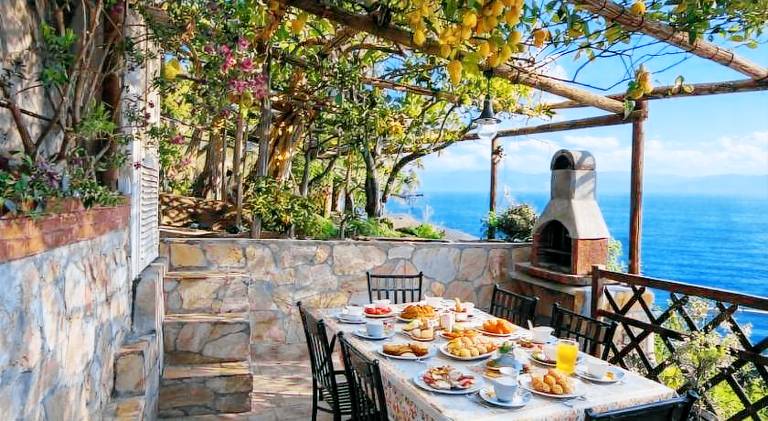 Vacation home with jacuzzi, barbeque & yard in Agerola