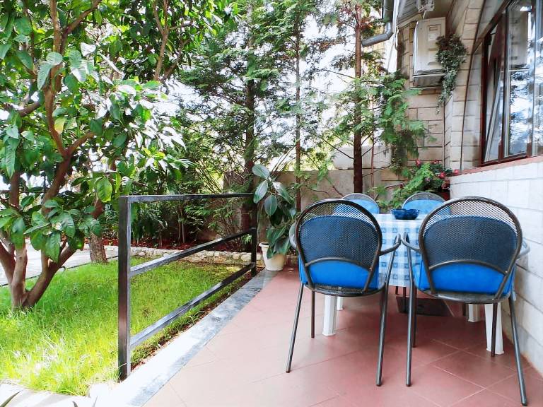Holiday apartment with barbecue, terrace & yard in Lovran
