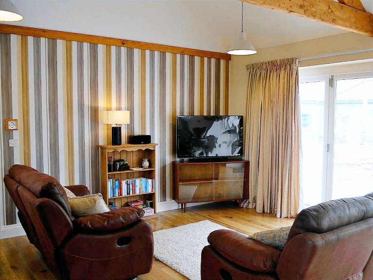 Cottage with BBQ, yard & jacuzzi | River view — photo 4