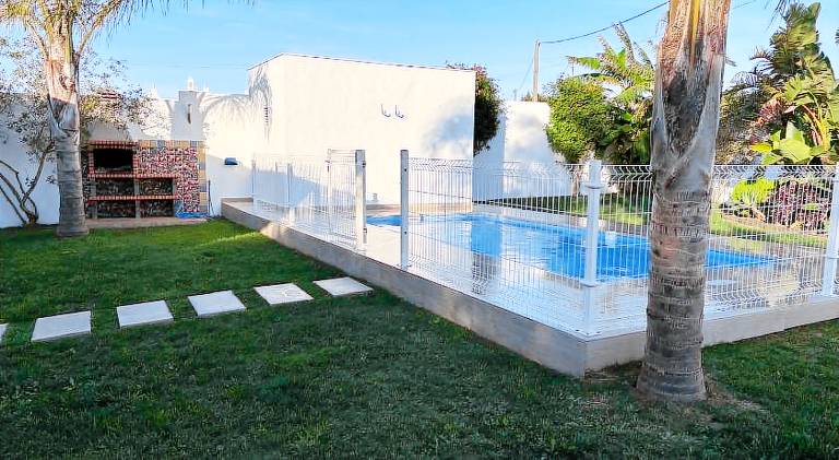 Vacation home with garden, BBQ & private pool | Pet-friendly — photo 3
