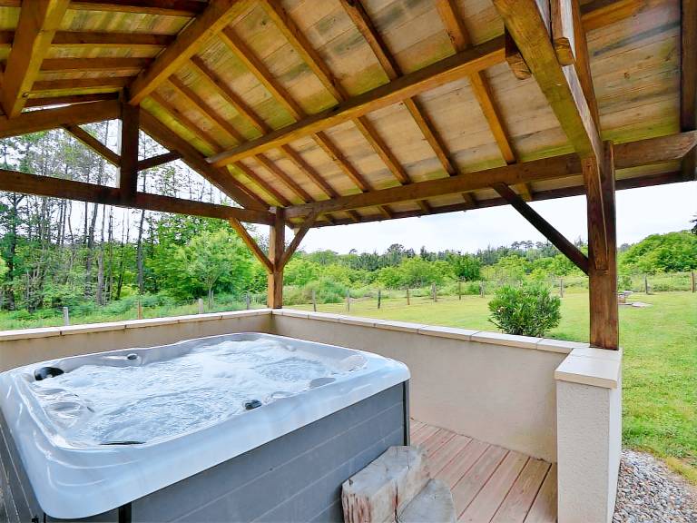 House with jacuzzi, yard & BBQ — photo 2