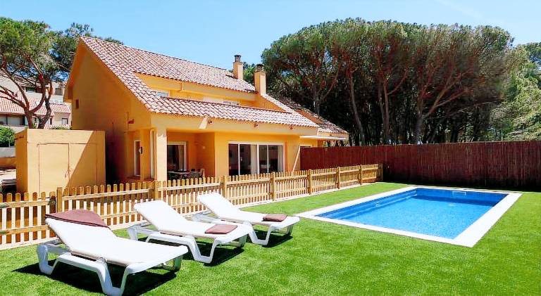 Villa with terrace, garden & private pool — photo 2