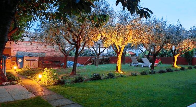 Holiday apartment with yard, patio & grill — photo 5