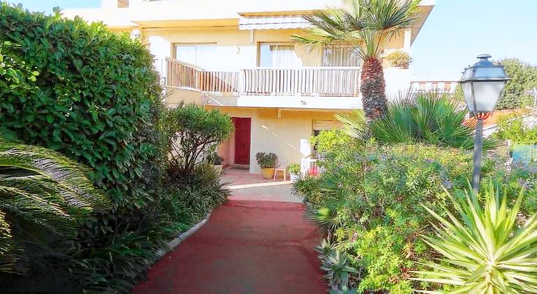 Rental apartment with terrace in Valbonne