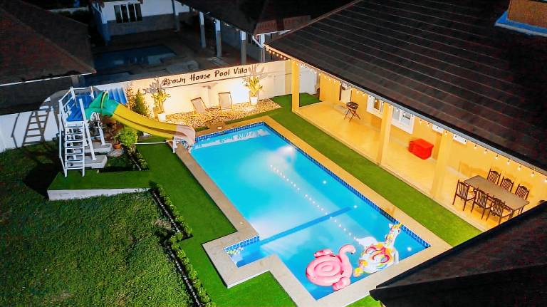 Vacation home with pool & yard — photo 5