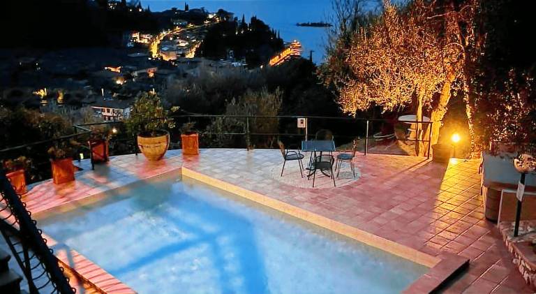 Red house conditioned whit pool enchanting lake view — photo 3