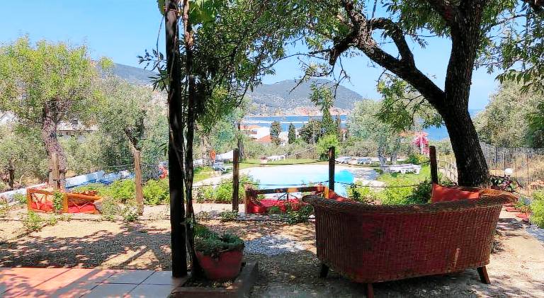 House with patio, barbeque & pool in Skopelos