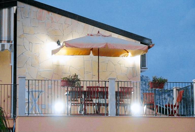 Family-friendly villa with jacuzzi, patio & yard | City view | Dogs allowed — photo 4
