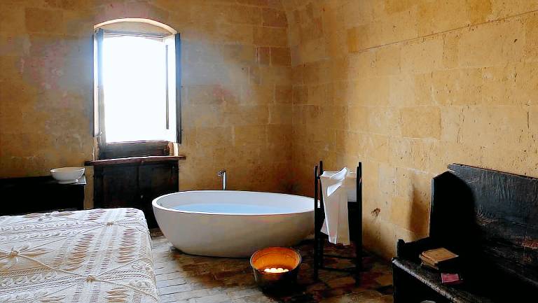 Charming Cave Suite Rental with Panoramic View of Murgia Valley, Southern Italy — photo 4
