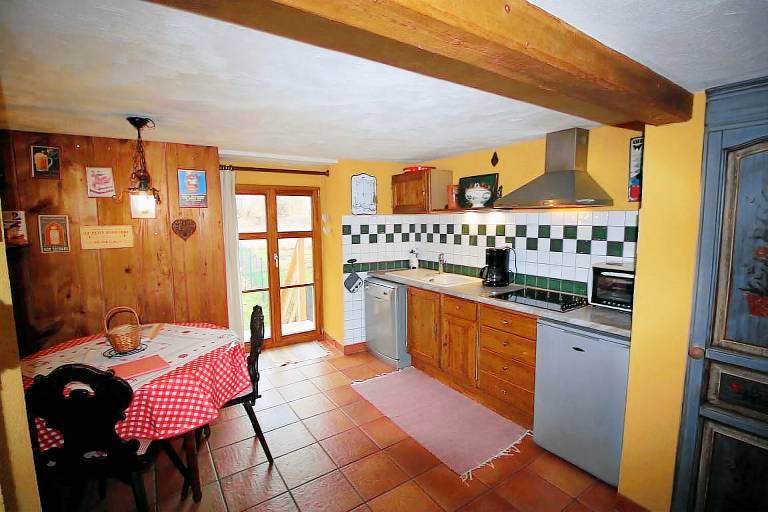 House with grill & garden | Garden view — photo 2