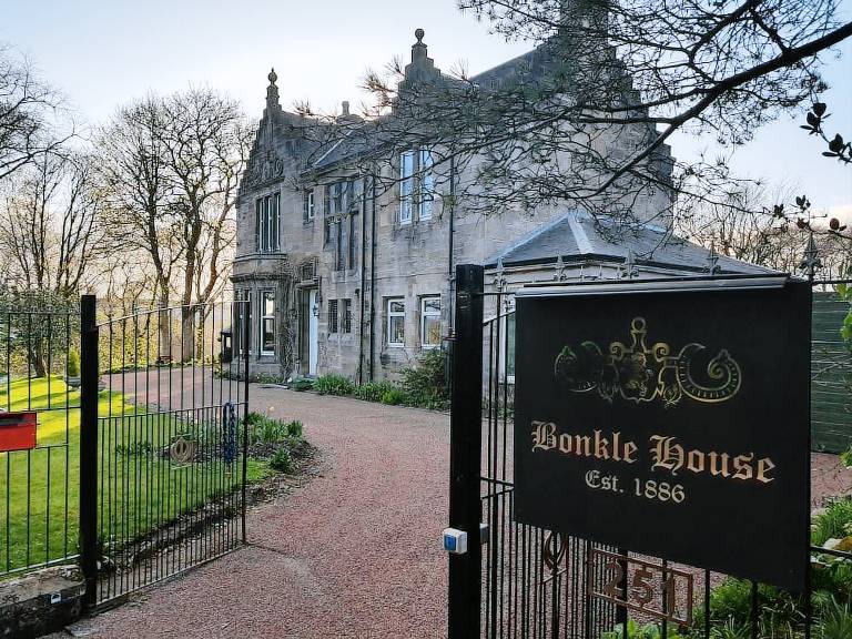 Accommodation Newmains