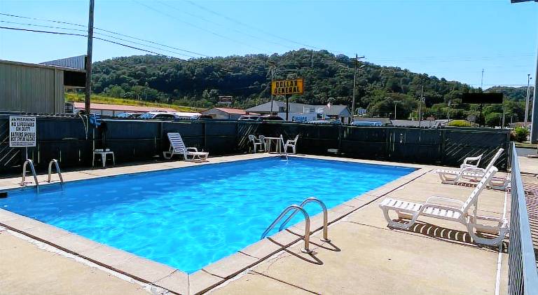Lodge with pool & BBQ — photo 3