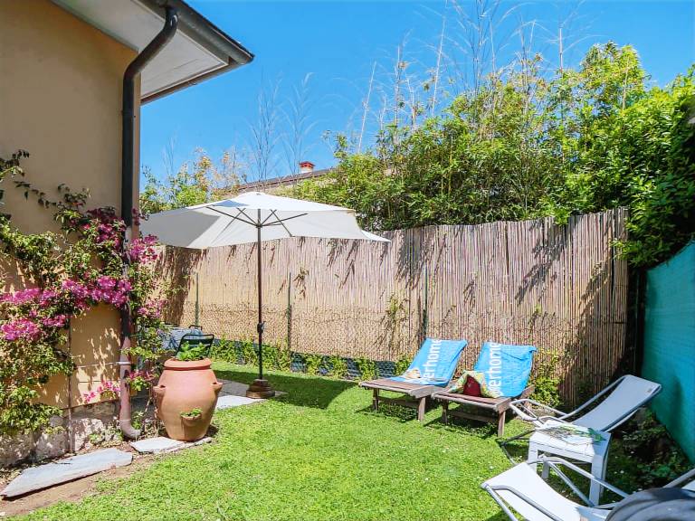 Rental apartment with yard, patio & grill — photo 2