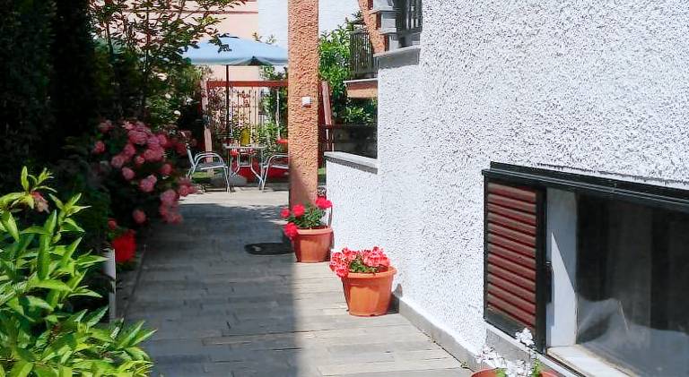 Holiday apartment with patio & garden — photo 4