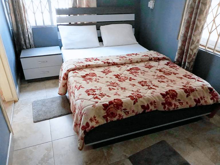House  Tema