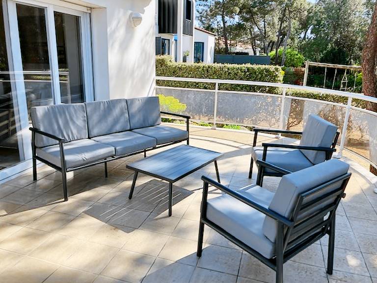 Stunning Villa Near Beach with WiFi, Garden, Terrace, Parking, Pet-Friendly in La Tranche-sur-Mer