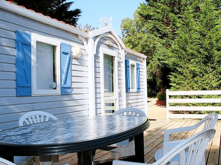 Mobile home with patio & pool — photo 4