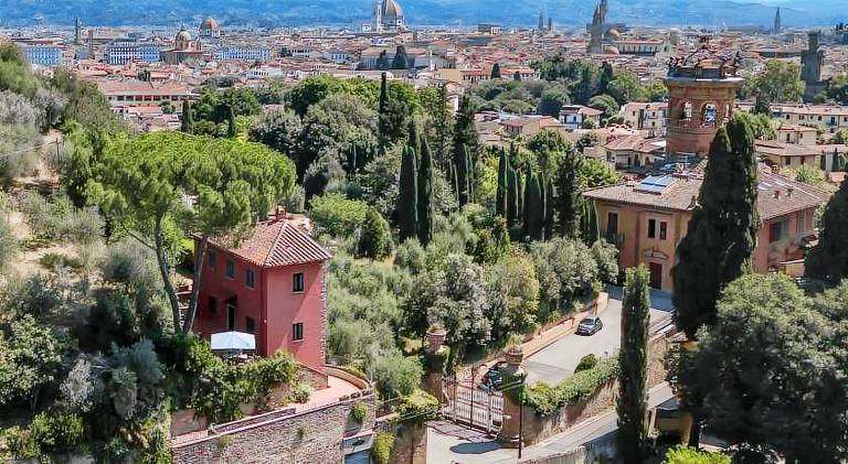 Fully equipped villa with grill, terrace & hot tub | Perfect for remote work | Pets allowed in Santa Maria