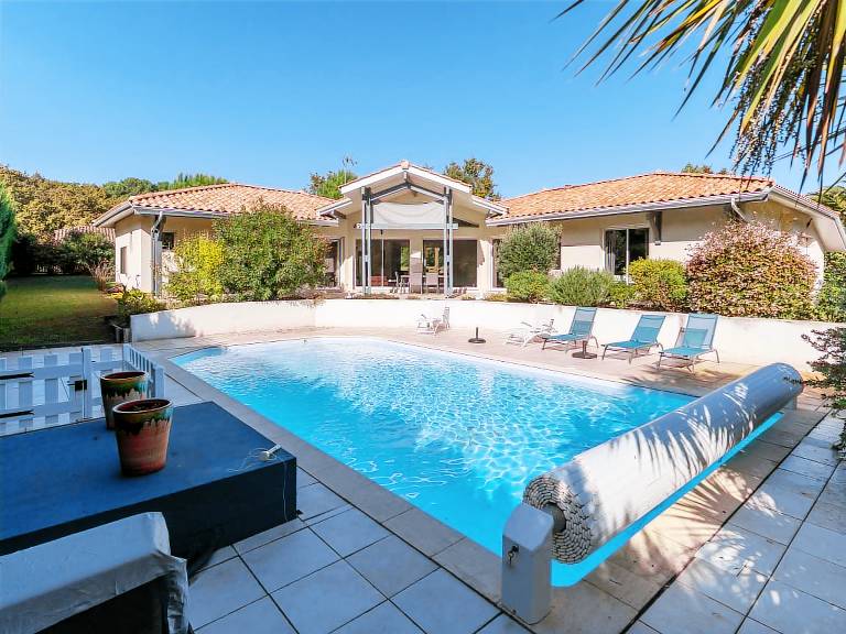 Charming Villa in Biscarrosse: Heated Pool, AC, 8 Guests, Golf Nearby, Cleaning Included — photo 2