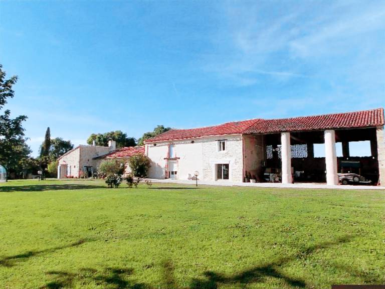 Fully equipped beautiful gite with barbeque, terrace & yard | Pets allowed — photo 3