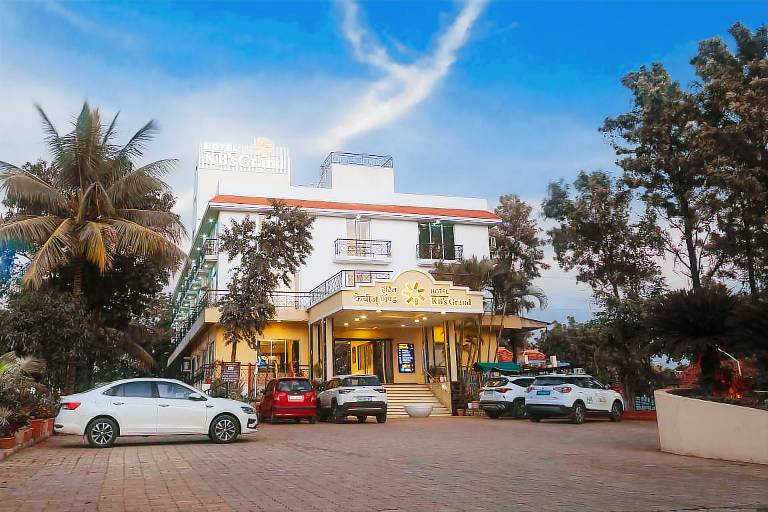 Hotel KBS Grand in Rahata