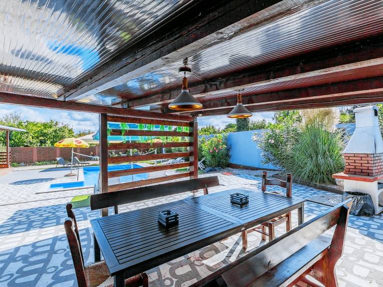 Fully equipped vacation home with terrace, yard & private pool | Pets are welcome — photo 5