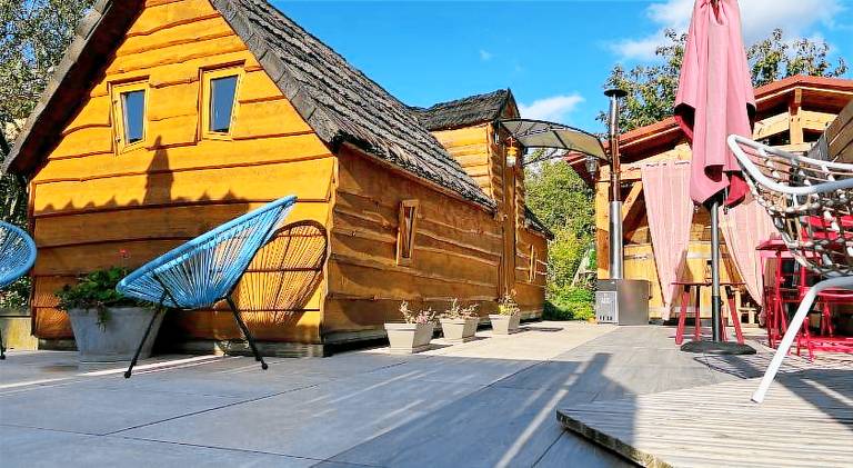 Lovely lodge with patio, garden & hot tub | Dogs allowed — photo 3