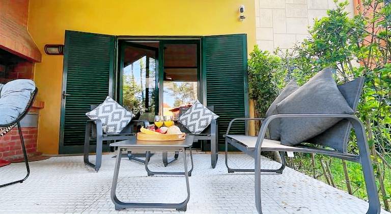 Vacation home with patio, garden & BBQ — photo 4