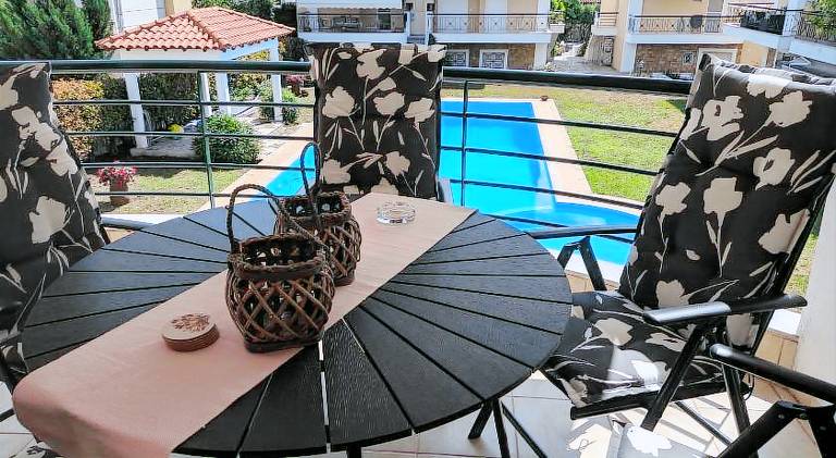 Holiday apartment with yard, pool & patio — photo 3