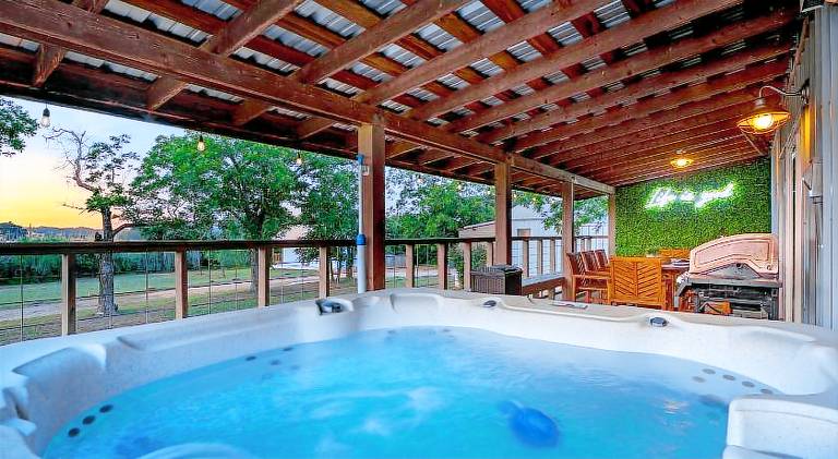 House with pool in Fredericksburg, TX