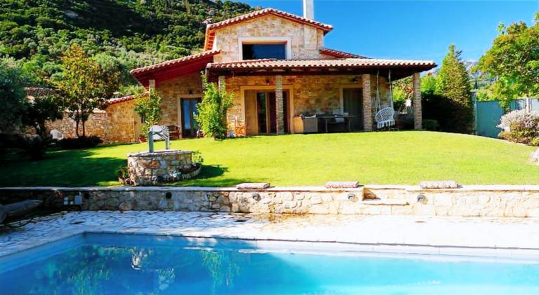 Ample villa with private pool, garden & barbecue | Good for workation | Pets are welcome in Aigialeia