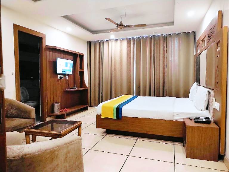 HOTEL SKY LARK