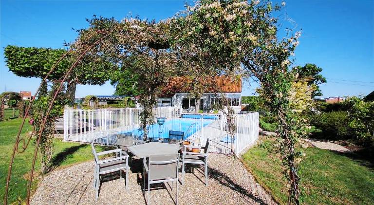 Villa with pool — photo 5
