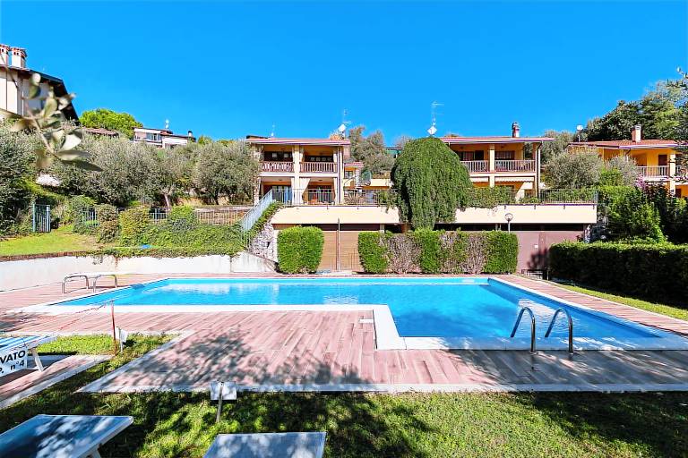 Rental apartment with terrace, pool & yard — photo 2